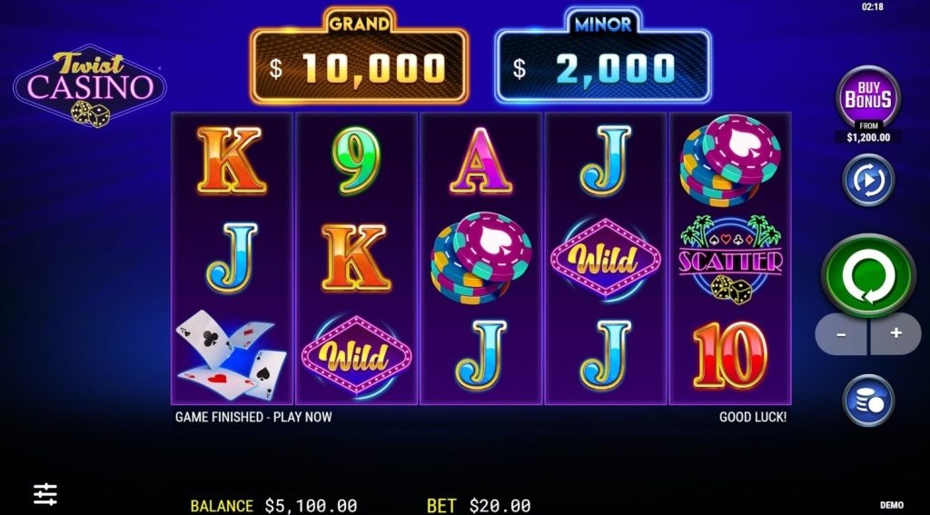 Augšpusē attēloti džekpota laimesti "GRAND $10,000" un "MINOR $2,000", bet apakšā redzams spēles panelis ar bilanci un likmi.
